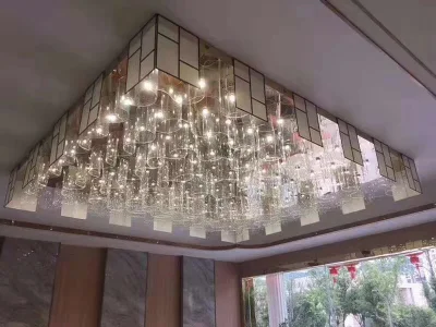 Benutzerdefinierte große Design-Deckenleuchte in weißer Farbe, LED-Hotelprojekt, Kristall-Eisen-Chrom-Finish-Deckenleuchte für die Lobby in der Halle