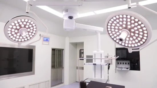 Schattenlose LED-OP-Lampe an der Decke des Operationssaals im Krankenhaus